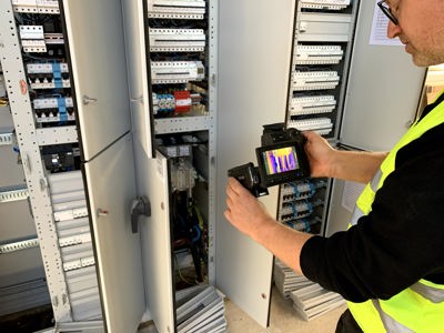 Termografioperatør termograferer eltavle